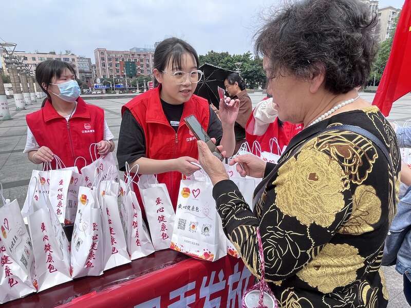 宜宾：江安共青团向市民发放“防“甲流”爱心健康包”