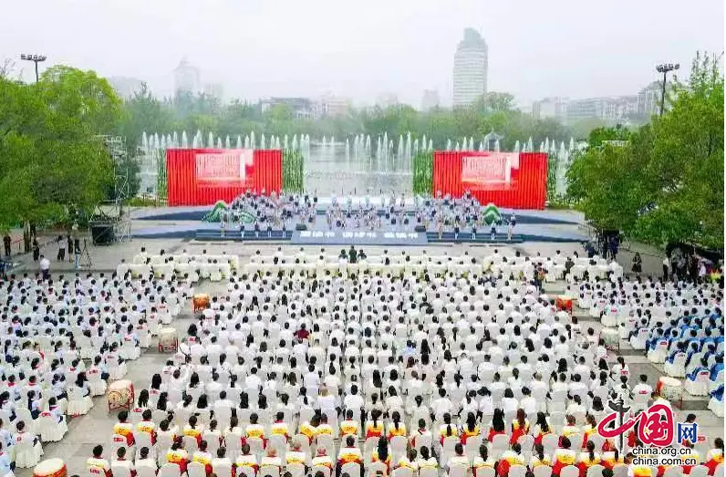 壮观！南充顺庆举行万人诵读《三国志》 全民阅读会